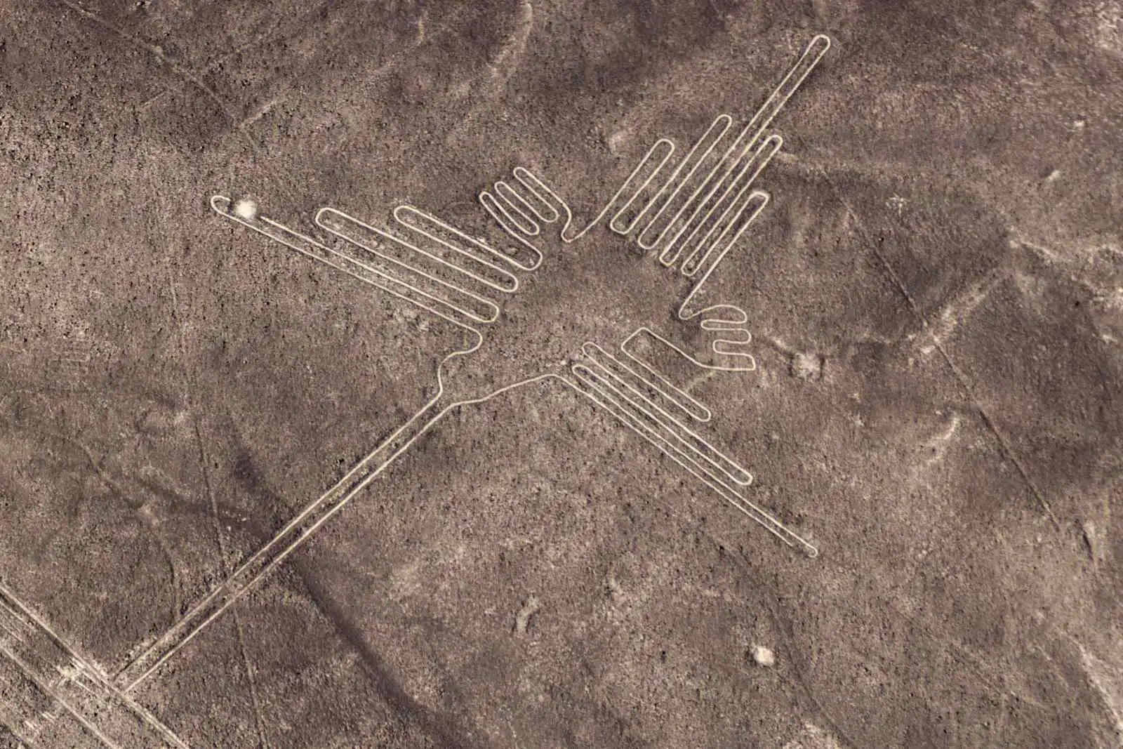 Geoglyf kolibříka – nejslavnější z linií Nazca v peruánské poušti