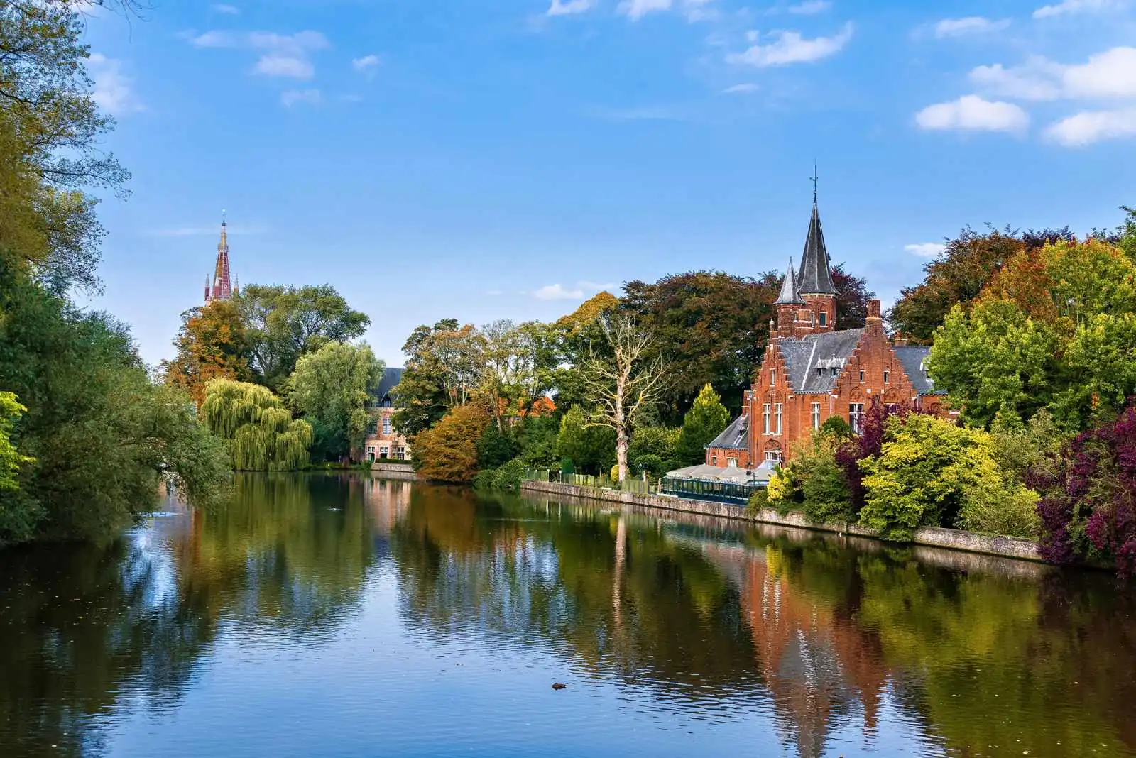 Minnewater neboli Jezero lásky patří k nejromantičtějším místům v Bruggách a již po staletí je spojováno s místní legendou o nešťastné lásce.